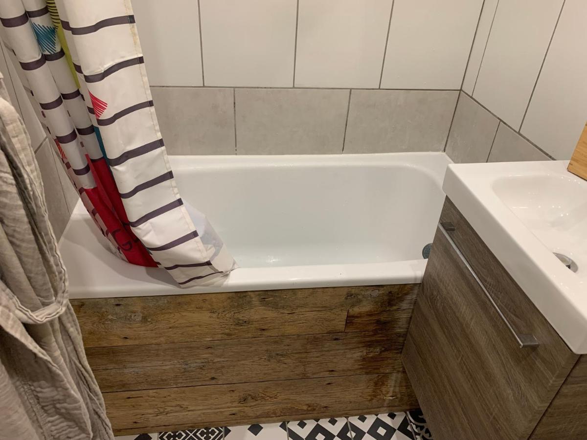 Chambre Avec Salle De Bain Et Cuisine Privee Centre Ville Historique Avec Climatisation Et Patio Bordeaux Kültér fotó